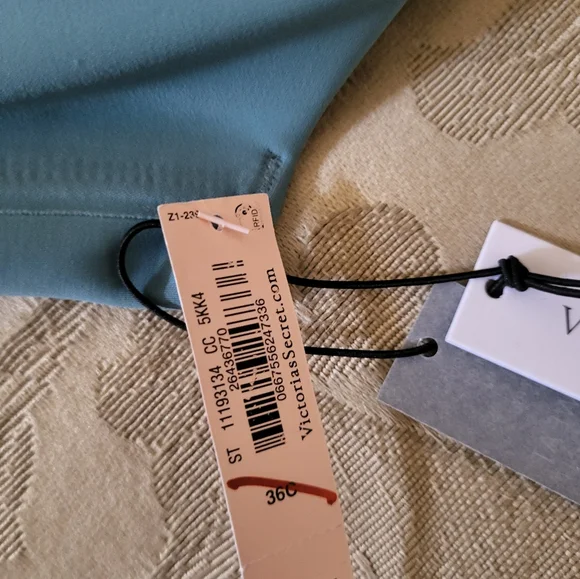 Victoria's Secret Maximum Support Knockout Front-Close Sports Bra - Picture 4 of 8